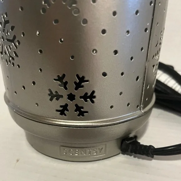 Scentsy Solitude Snowflakes Rustic Farmhouse Wax Warmer Retired - Christmas - Picture 5 of 5